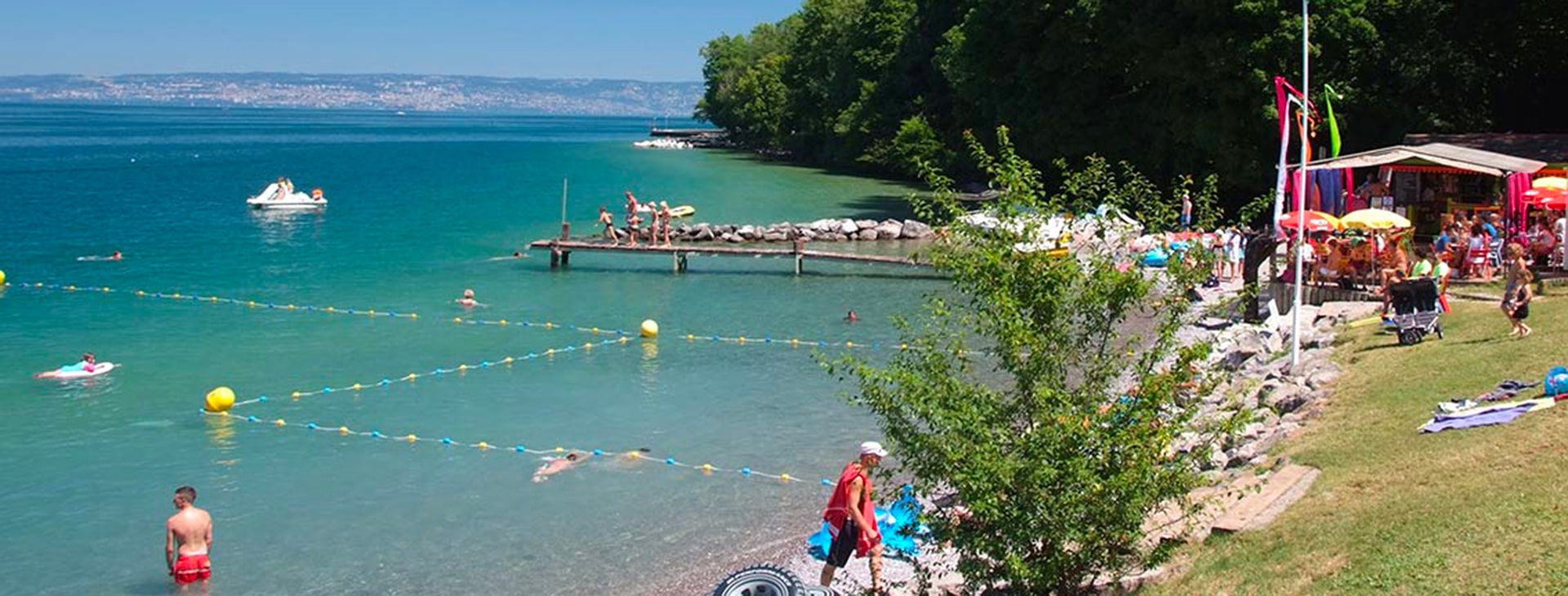 plage lac baigneurs pedalo