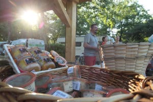 Stand de fromages et charcuteries au marché des producteurs du camping Saint-Disdille