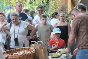 Dégustation de fondue savoyarde au marché des producteurs du camping Saint-Disdille