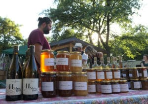 Vente de miel et de liqueurs au marché des producteurs du camping Saint-Disdille